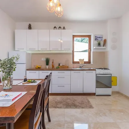 בית נופש Beautiful In With Kitchen Polaca